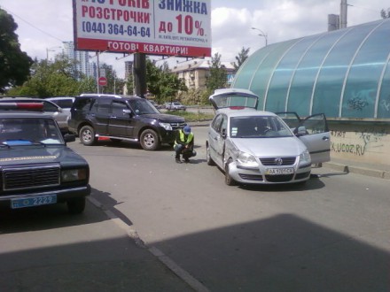 ДТП в Киеве: внедорожник протаранил автомобиль с девушками