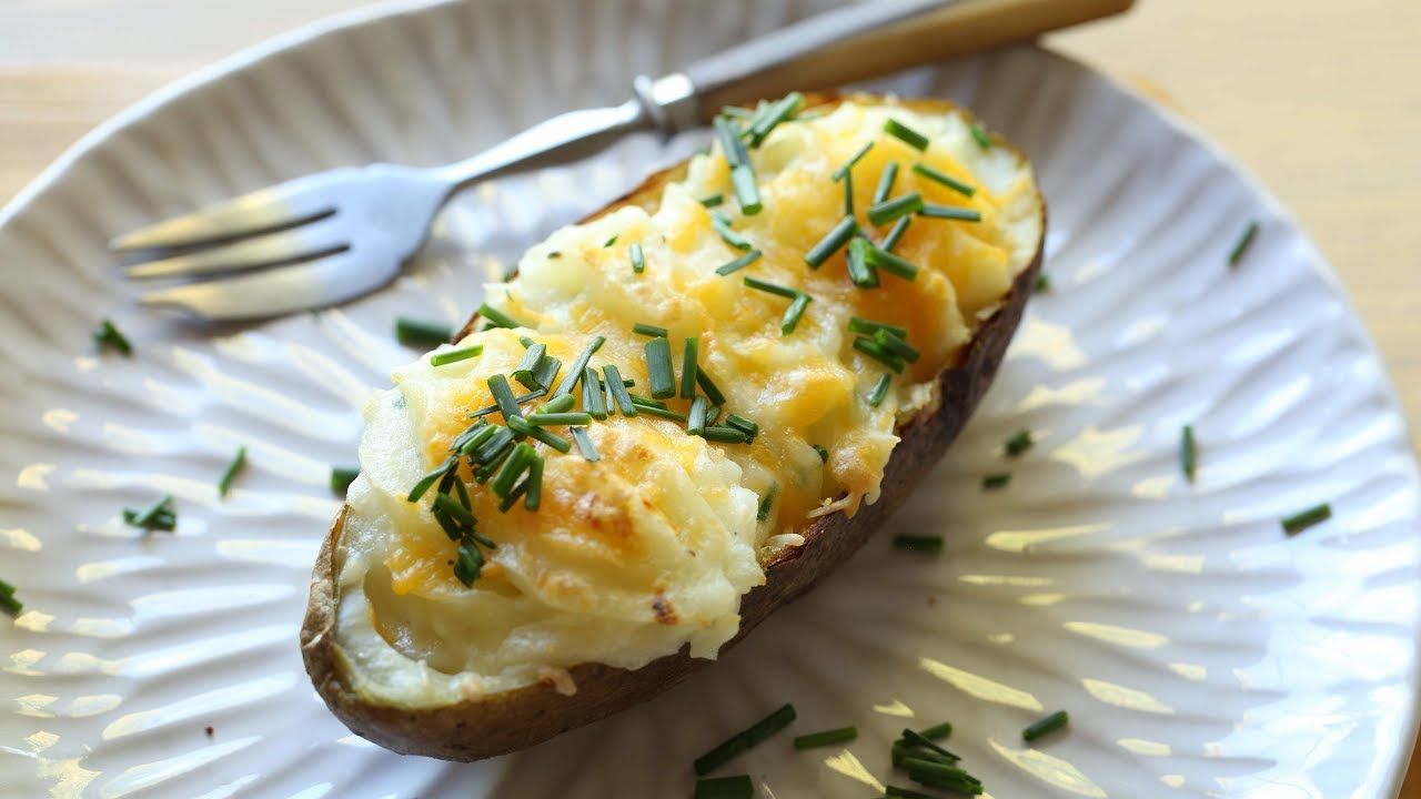 Рецепт нежного картофеля с чесноком под сырной корочкой: яркий вкус – тонкий аромат