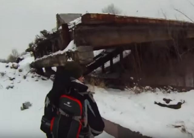 "А раньше я здесь ездил по железной дороге", - житель Донецка показал, как сегодня выглядит разрушенный боевиками Путиловский мост, - кадры