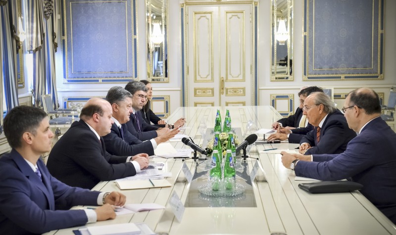 Порошенко получил отчет о действиях российских войск на Донбассе от Атлантического Совета США