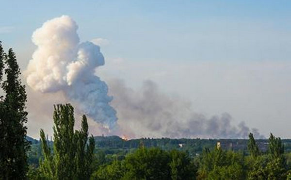 ​Оккупированный Донецк снова пылает: дончане делятся кадрами масштабного пожара на местном химзаводе