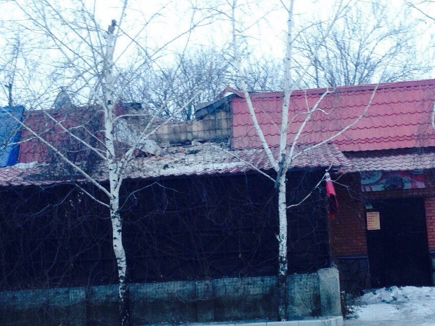 В Петровском районе Донецка произошло прямое попадание снаряда в кафе