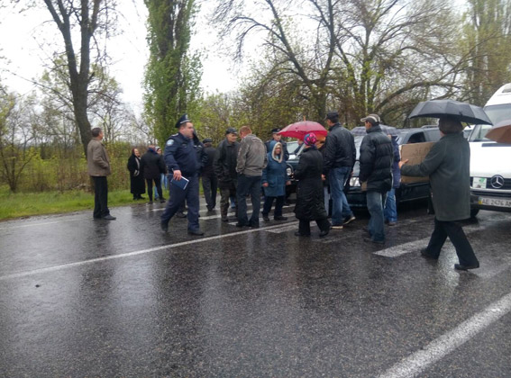 “Дорожный протест”: селяне перекрыли трассу под Николаевом, требуя вернуть выделенные АТОшникам земли