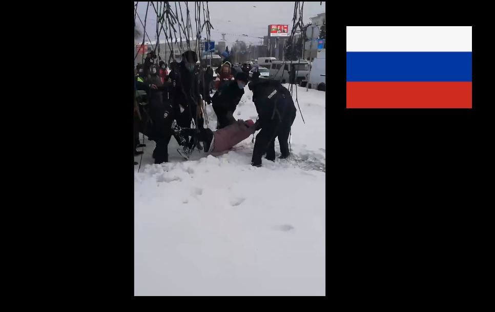 Протесты в России: в Уфе 5 полицейских грубо схватили пенсионерку, поднимая и роняя ее, волокли в автозак 