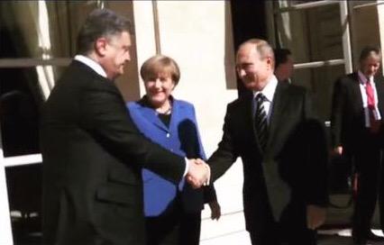 Видео дня: вынужденное рукопожатие Путина и Порошенко