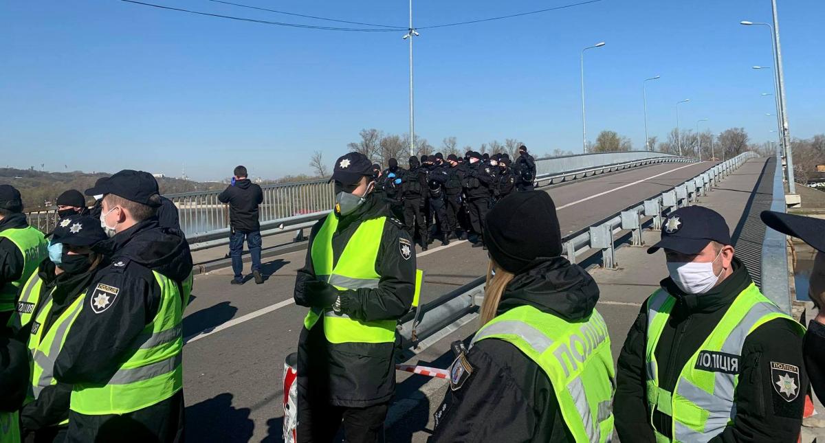 В Киеве неизвестные пытаются прорваться в Гидропарк - Нацгвардия стягивает силы и готовится дать отпор