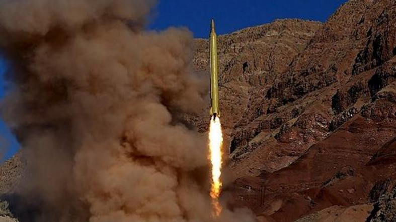 Иран наращивает боевой потенциал: в республике испытали высокоточную баллистическую ракету 