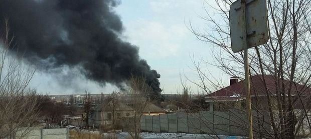 В Луганске пылает военная база террористов "ЛНР": черный дым накрыл город, кадры