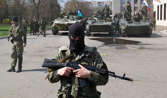 ​Здание захваченной ОГА в Донецке оцепили вооруженные люди, во дворах - машины ППС