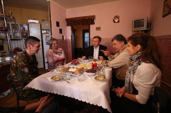 Порошенко с женой посетили семью бойца АТО в Ивано-Франковской области