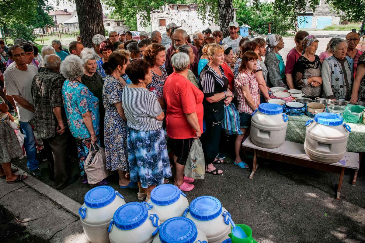 "Грустное зрелище", - в Сети показали, как жители Макеевки стоят в очереди за бесплатной кашей