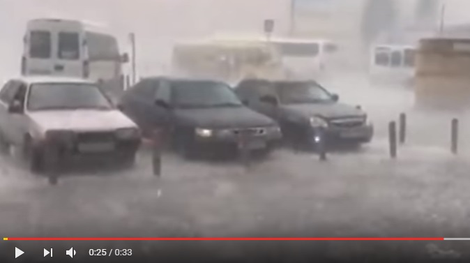 Москву засыпает снегом и крупным градом: москвичам не советуют появляться на улицах и предупреждают, что скоро начнется ужасающий ураган - кадры 