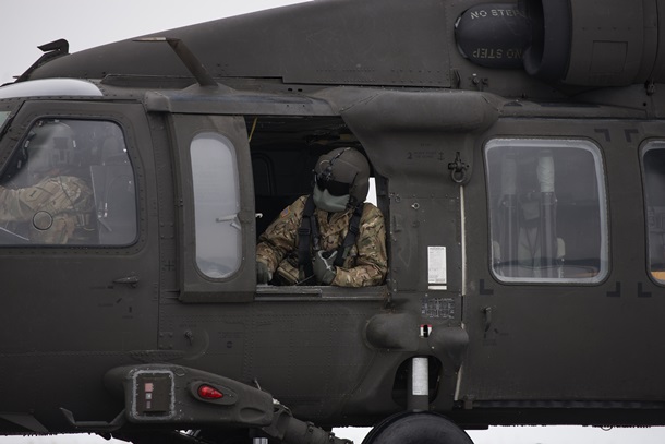 Предупреждение агрессору: CША перебросили боевые вертолеты UH-60 и 150 военных к границам РФ - мощные кадры 