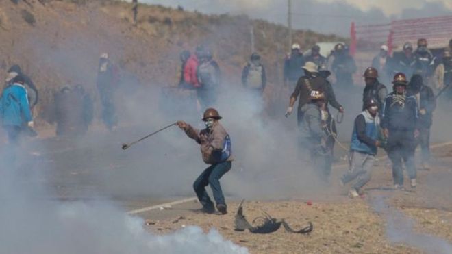 Протестующие шахтеры Боливии взяли в заложники замминистра МВД, а потом убили его 