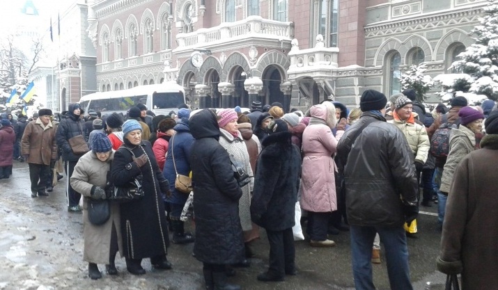 "Титушки" не разрешают митингующим покидать места протестов в Киеве: в ОБСЕ разузнали, кто стоит под Нацбанком и сколько им платят