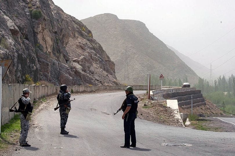 Таджикистан перебрасывает танки к Кыргызстану: на границе перестрелки и снова горят дома