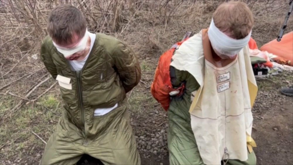 В Николаевской области, пережившей обстрелы "Градами", пилотов сбитого российского самолета поставили на колени  