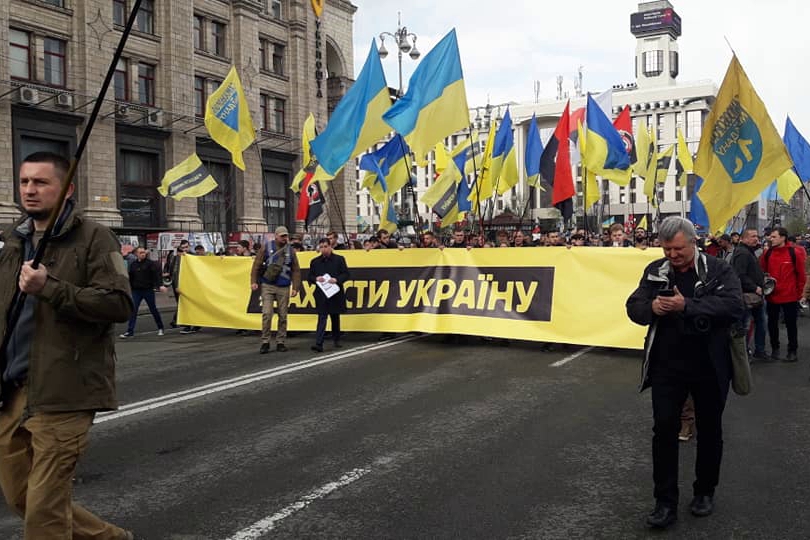 ​"Защити Украину!" - десятки тысяч сторонников Порошенко направляются к НСК "Олимпийский" - невероятные кадры