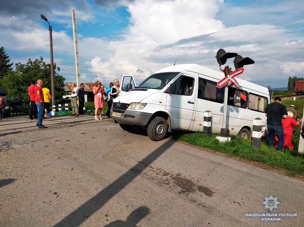 На Буковине автобус с людьми влетел в поезд: много раненых, есть погибшие - первые кадры с места ДТП