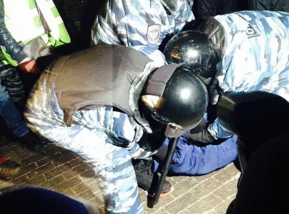 ОМОН пытается "зачистить" Манежную площадь от демонстрантов