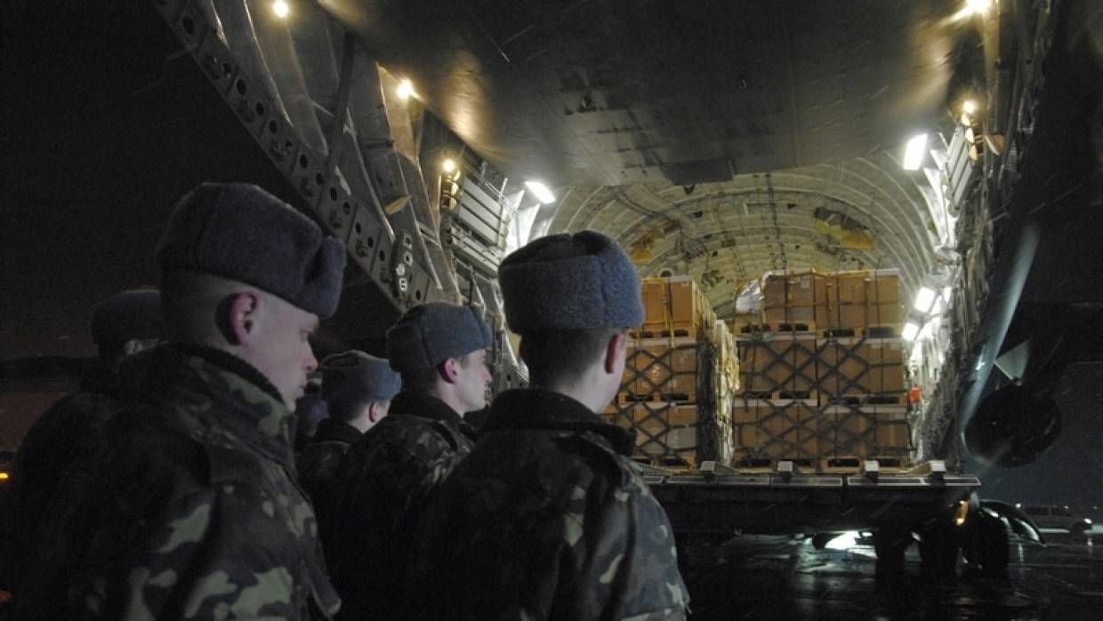 В Украину направляется второй транспортник с военным грузом из Канады, Эстония готовит к отправке Javelin