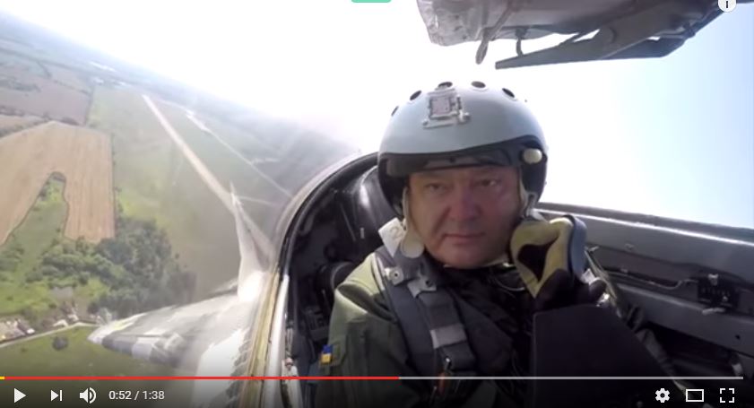 "Искренняя благодарность всем тем, кто сегодня охраняет небо Украины": Петр Порошенко прилетел к украинским летчикам в Виннице на истребителе МиГ-29 - кадры