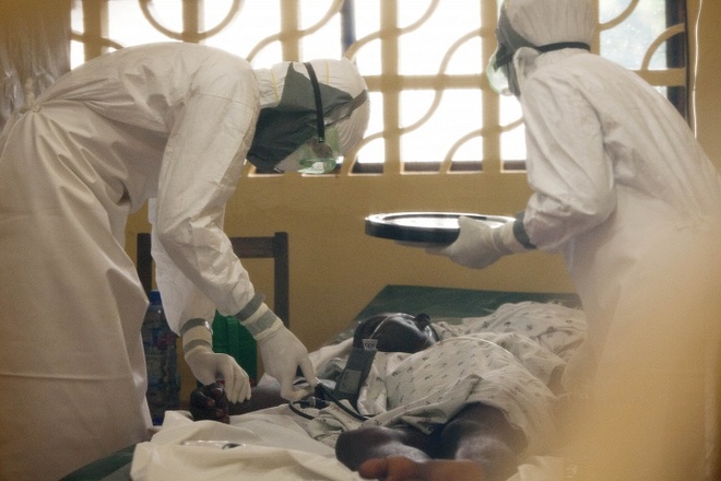 Экспериментальное лечение от лихорадки Эбола врачу из Либерии не помогло