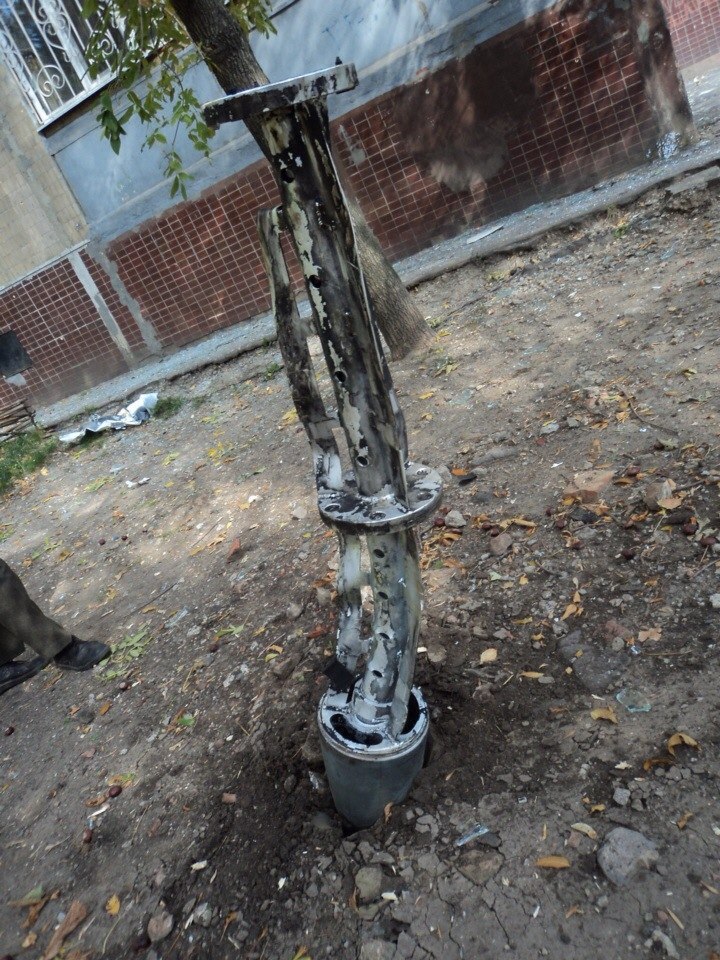 Последствия обстрела Донецка 05.10: торчащий снаряд у "Детского мира" и разрушенные лоджии на Собинова