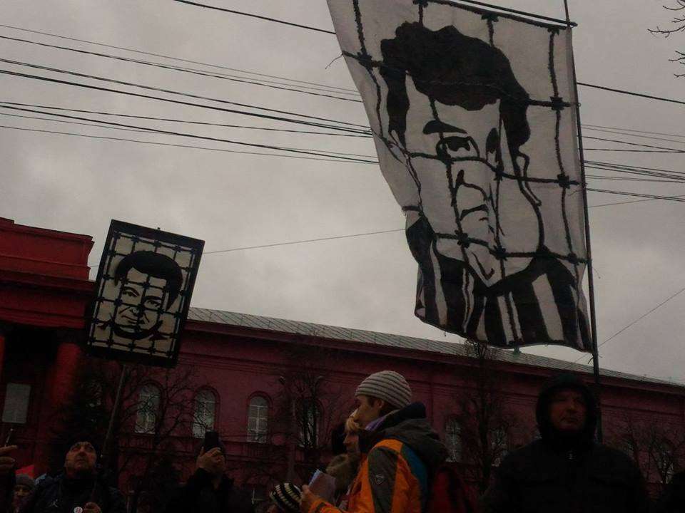 Митинг в Киеве: сотни людей, которых собрал в центре Киева Саакашвили, громко скандируют "Отставка!" с плакатами и флагами - кадры