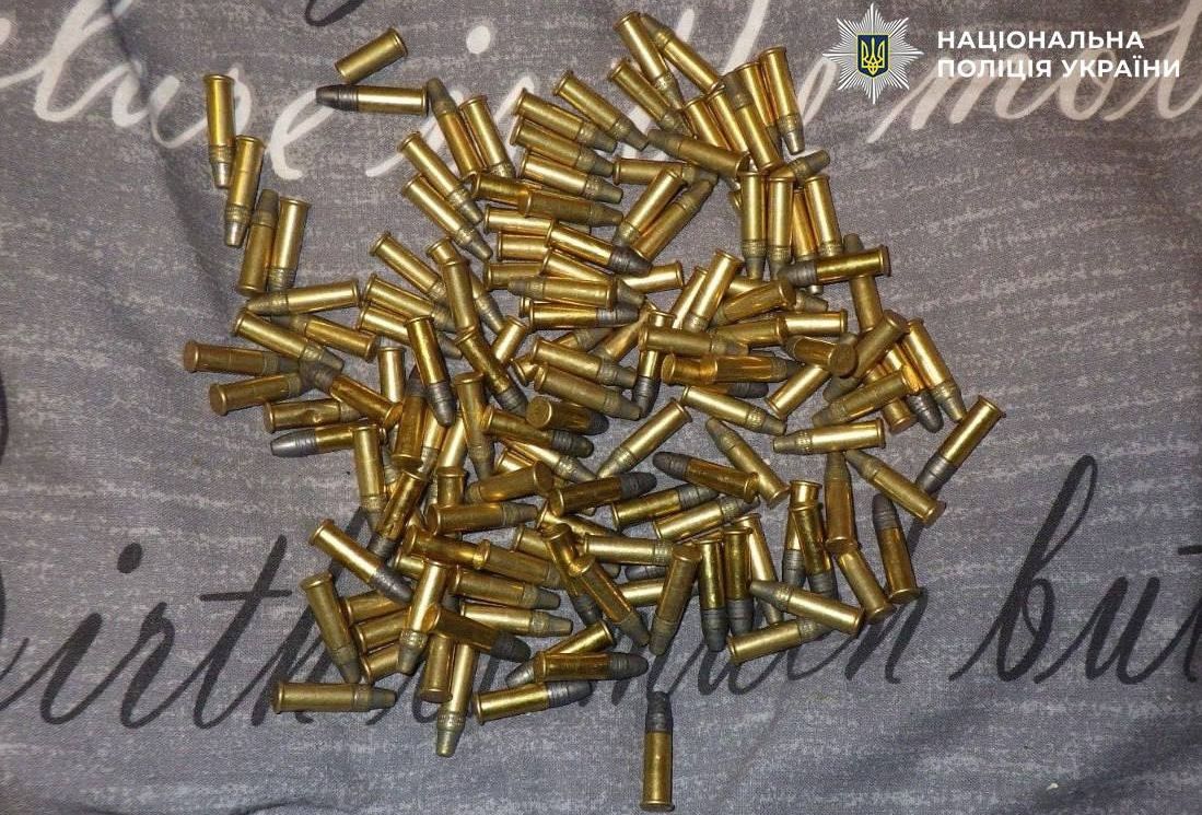 В Киеве задержан неизвестный, разгуливающий с автоматом по ЖК, – полиция