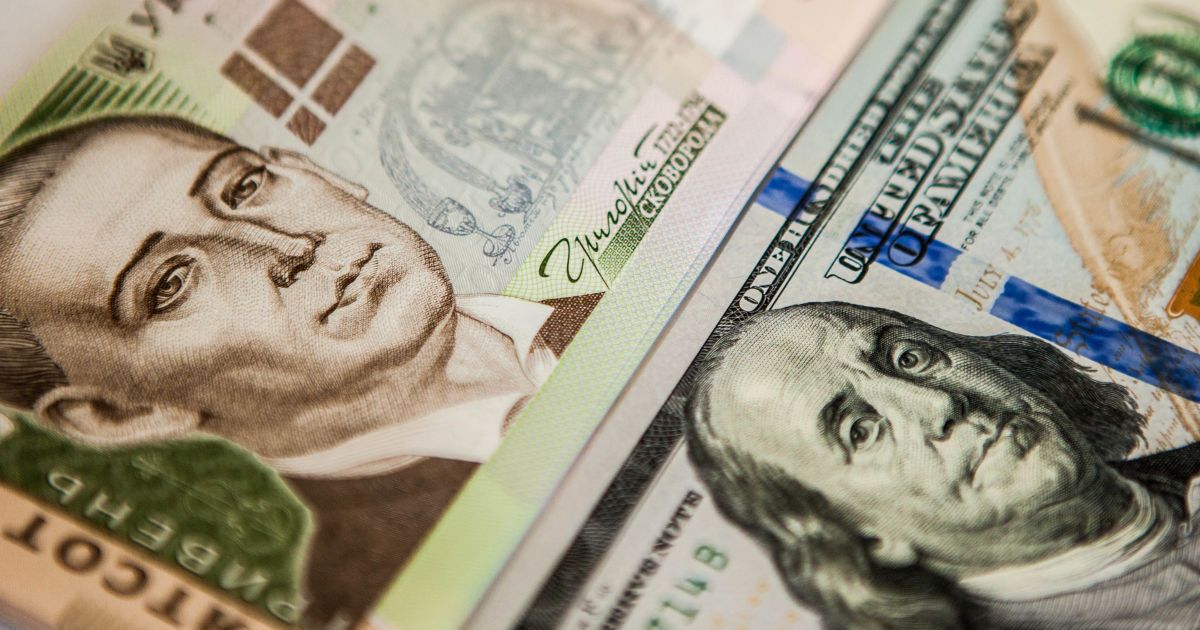 Доллар "рухнул" до 4-летнего минимума: что происходит с курсом валют в Украине