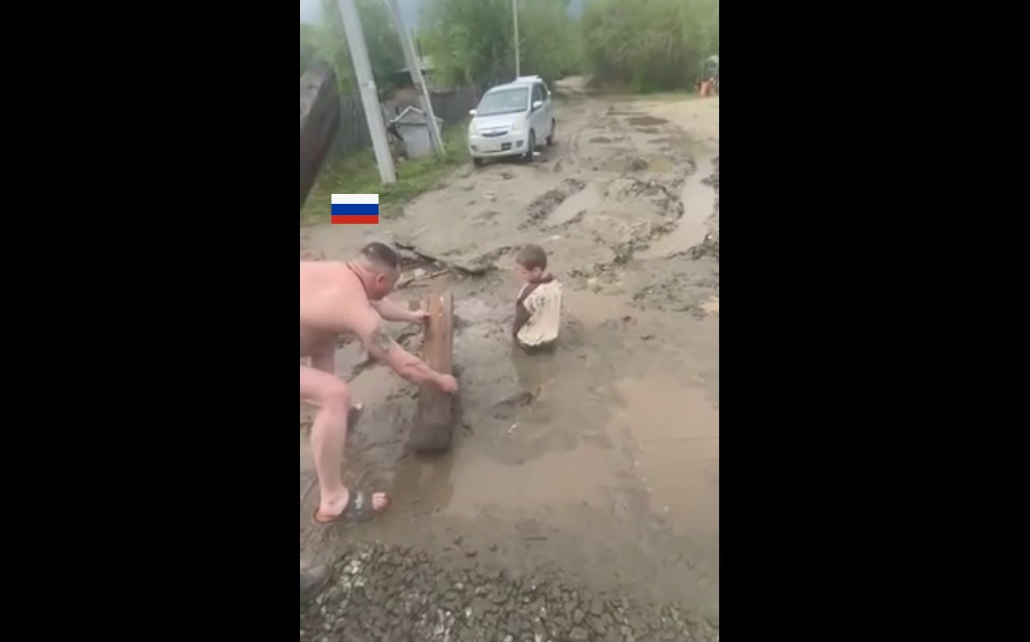 "Засосало почти насмерть", – в России ребенок чуть не утонул в дорожной грязи, денег на ремонт дороги нет