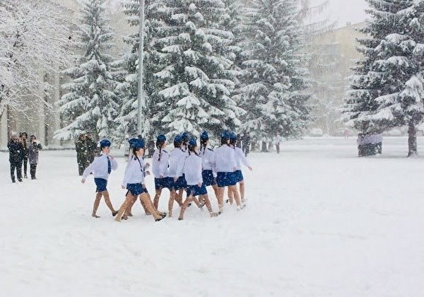 Война как культ: в Екатеринбурге детей заставили маршировать в летней одежде под снегопадом - кадры