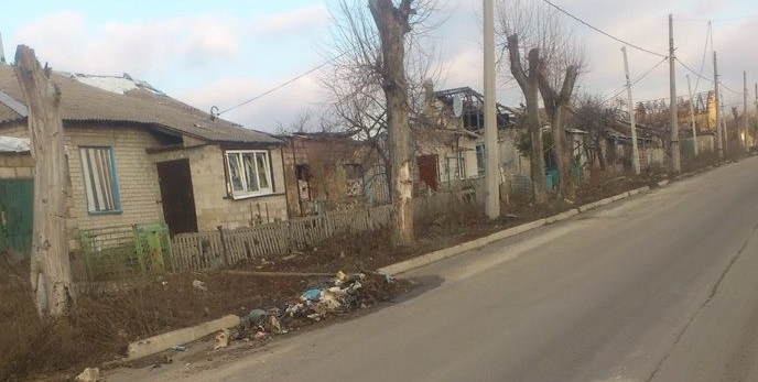 Житель Донецка в Сети разоблачил вранье боевиков: "Взгляните на ру**оремонт в поселке. Хотя бы один восстановленный дом вы видите?" - кадры