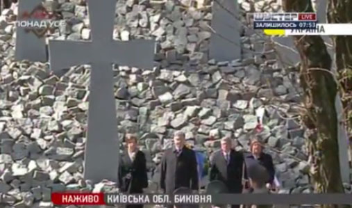Порошенко и Коморовский возложили цветы к братской могиле в Быковнянском лесу