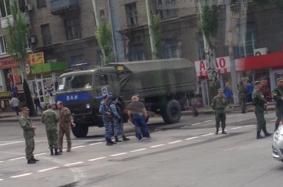 ​Парад Победы в оккупированном Донецке: автобусы с бюджетниками и непрекращающиеся взрывы