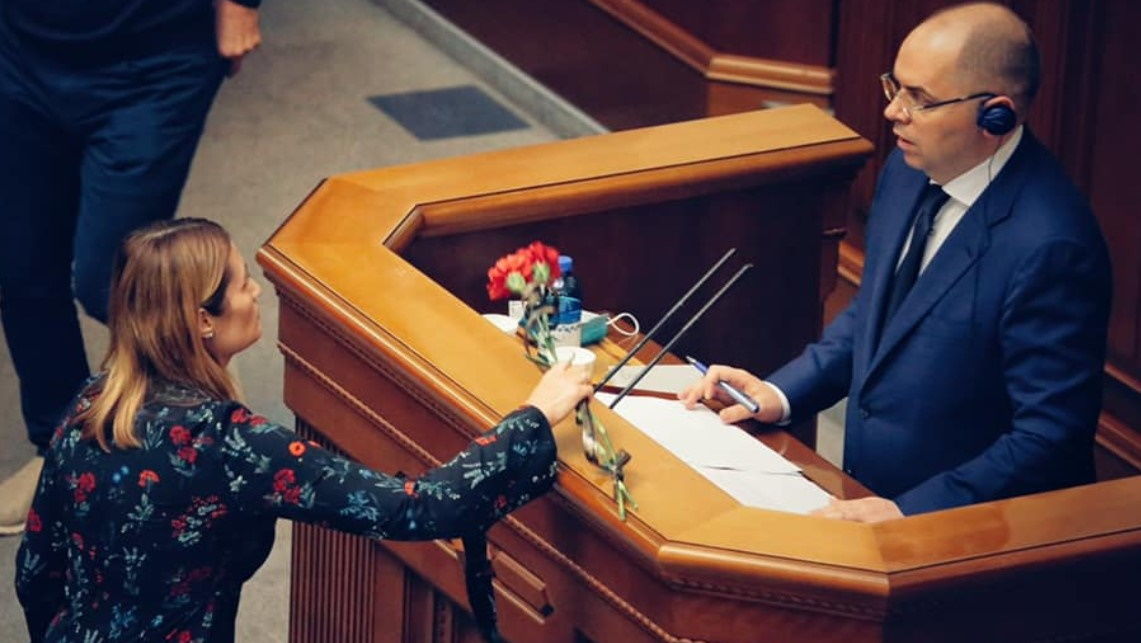 Глава Минздрава Степанов во время выступления в Раде получил "похоронные" цветы: "Вот это вам!"