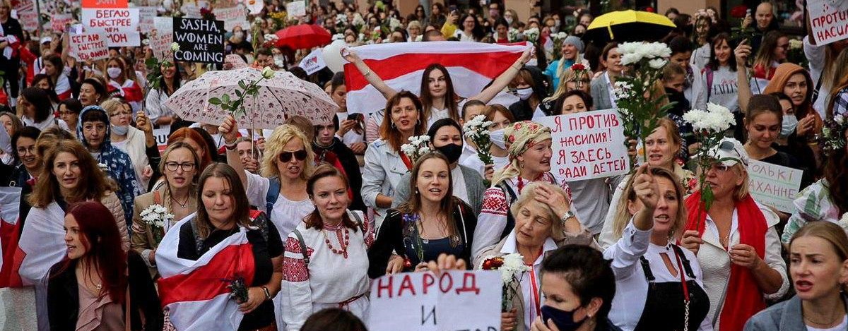 В Минске женщины "дали бой" неизвестным в штатском - кадры облетели Интернет