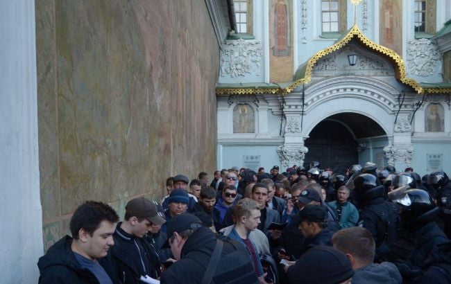В Киеве беспорядки: полиция задержала больше ста "семинаристов" в Киево-Печерской лавре – кадры
