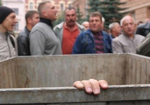 Скандал на Одесчине: вместо сессии пророссийского депутата Балана бросили в мусорку и засыпали мукой. "Оппозиционер" теперь голодает
