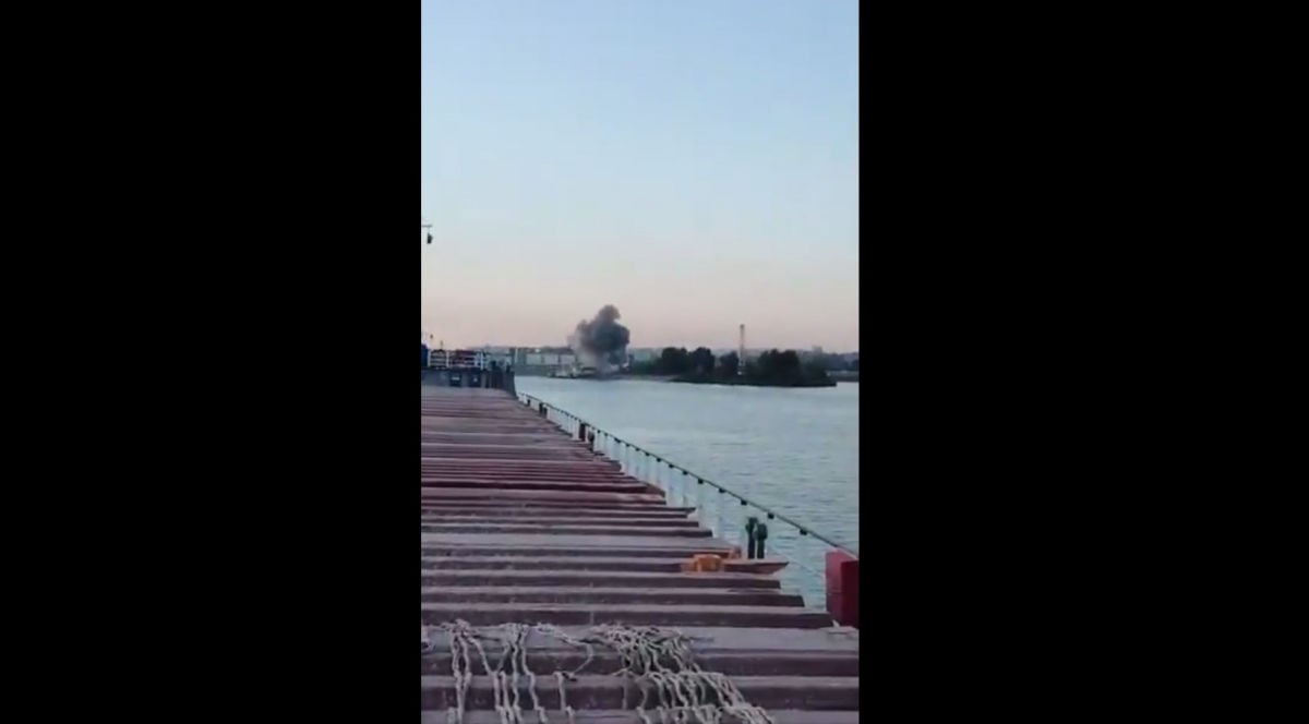 Появились кадры пылающих танкеров "теневого флота" Путина в Азовском море после налета украинских дронов
