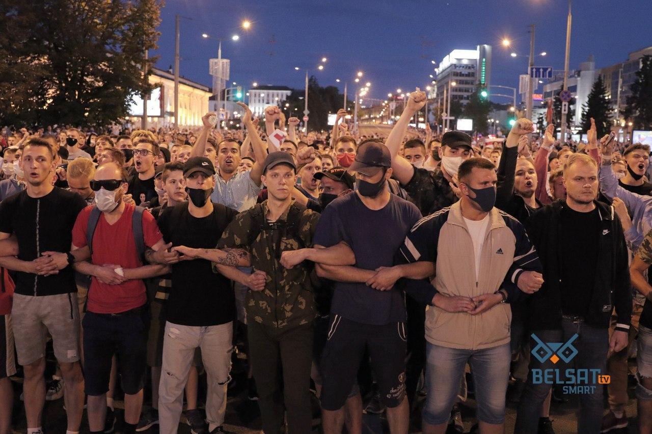 "Крики людей слышны даже за два квартала", - СМИ о разгоне демонстрантов в Минске