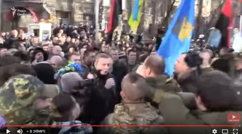 К офису Ахметова в Киеве движется огромная колонна участников блокады Донбасса: вокруг слышны взрывы, активисты разбили лагерь и объявили о бессрочной забастовке в центре столицы