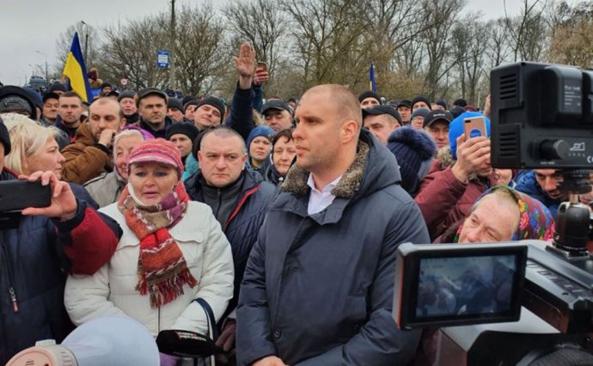 В Новых Санжарах стычки полиции и активистов: названо условие, при котором пропустят эвакуированных из Уханя