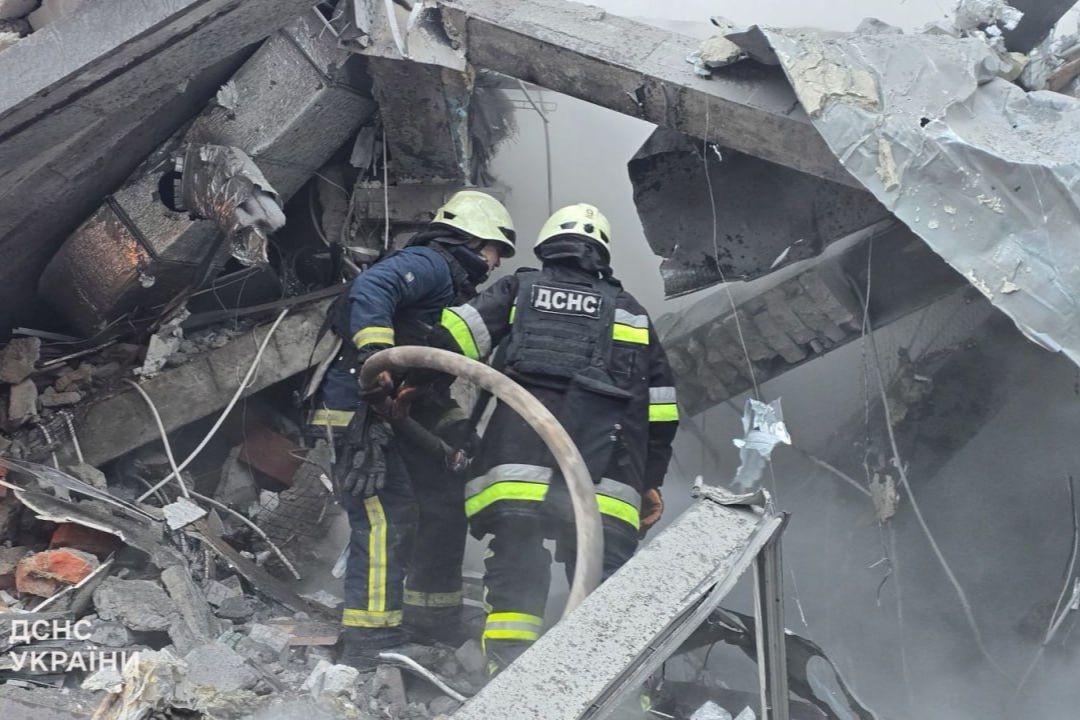 ​РФ выпустила по центру Харькова 2 ракеты: снесена жилая 5-этажка, под завалами люди