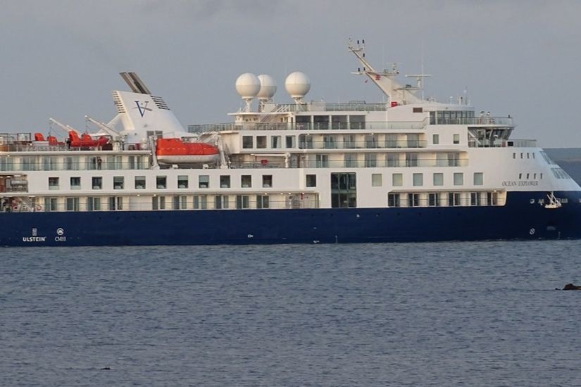 ​За Полярным кругом терпит бедствие круизный VIP-лайнер Ocean Explorer: на борту сотни людей