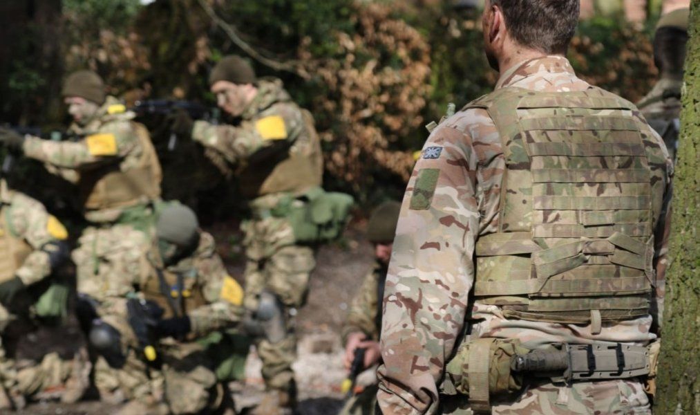 Километровая живая цепочка: британские военные с честью провожают украинских воинов после учебы