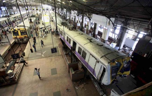 В Индии поезд вылетел на платформу. Есть пострадавшие