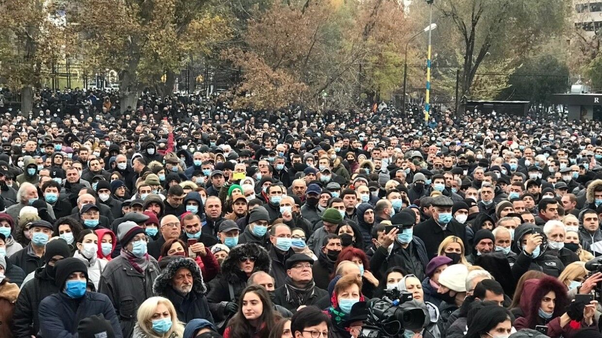 В Армении поднялись новые протесты против Пашиняна: штурмуют госучреждения