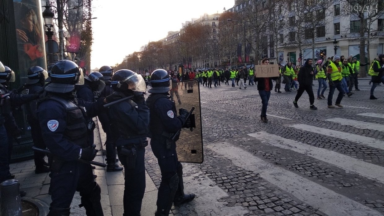У Макрона рассказали, кто стоит за протестом "желтых жилетов" в Париже